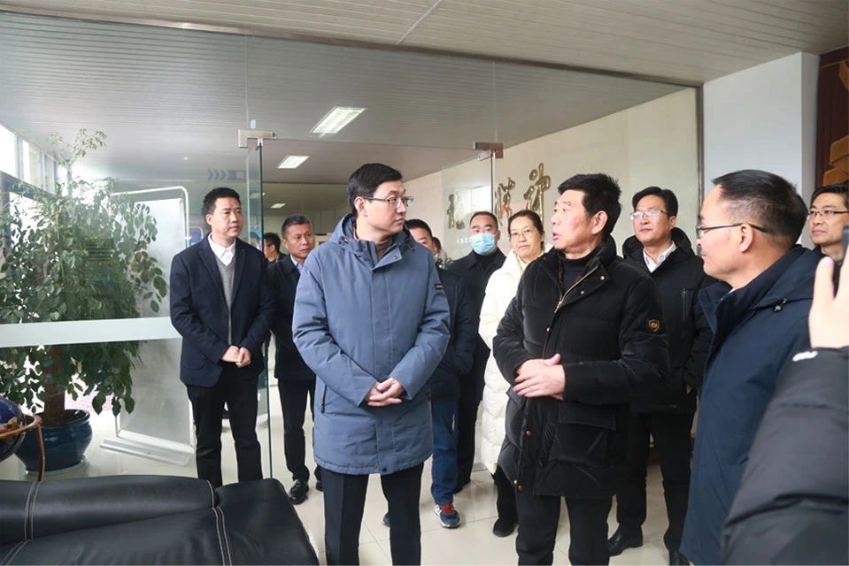 Yang Zewei, visesekretær for Lin'an distriktskomité og distriktsordfører, besøkte Meige Machinery for å undersøke og gjenoppta arbeid og produksjon